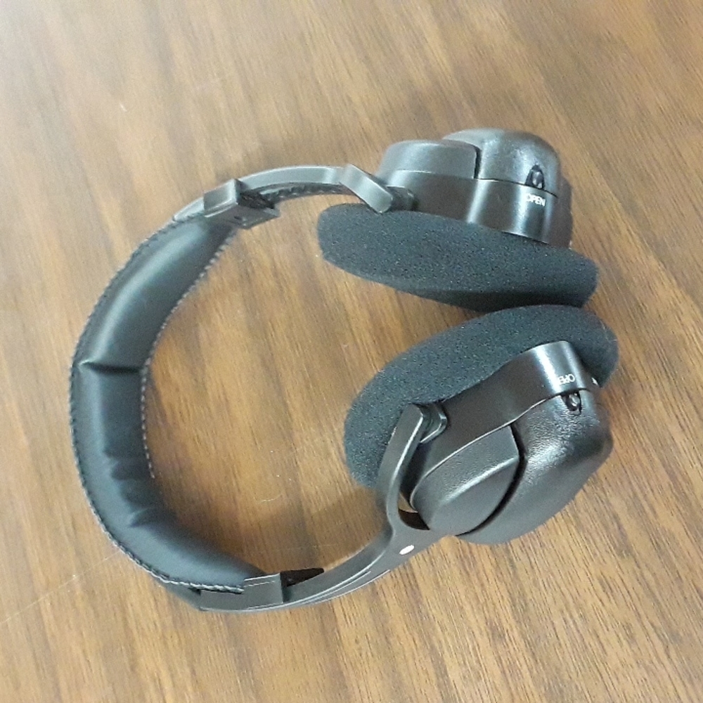Chrysler genuine 05064037AA rear seat video head phones 7/14/22 bag 1